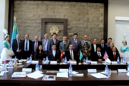 Bergambar di Suleymen Demirel University (SDU), Almaty. Turut hadir, Presiden International Ataturk Alatoo University, Republik Kyrgyz, Prof. Osman Gokalp (barisan hadapan, dua dari kanan) dan Rektor SDU, Prof. Mesut Akgul (barisan hadapan, empat dari kan