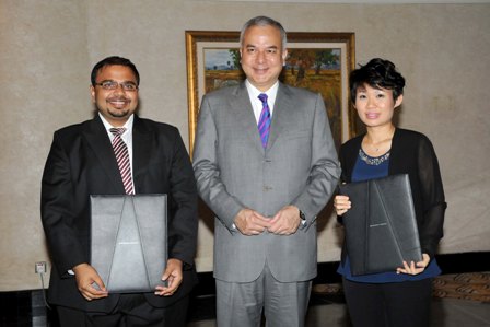 Sultan Nazrin Muizzudin Shah bersama Dr. Lim Hong Ngee (kanan) dan Dr. Kamalan Jeevavatnam pada majlis penyampaian Anugerah Merdeka 2014