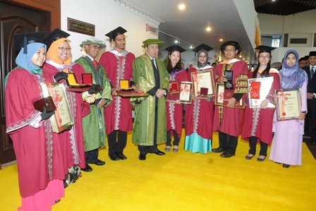 Tuanku Canselor bersama pemenang Hadiah Universiti