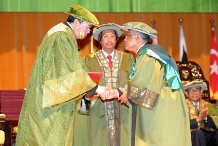 Sultan Sharafuddin mengurnikan Ijazah Kehormat kepada Dato’ Sri Abdul Wahab Maskan