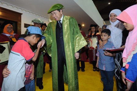Baginda mengurniakan skrol Ph.D kepada Puan Norasmat Hasan iaitu balu kepada graduan Allahyarham Dr. Hazril Azmin Saari yang meninggal dunia kerana kanser