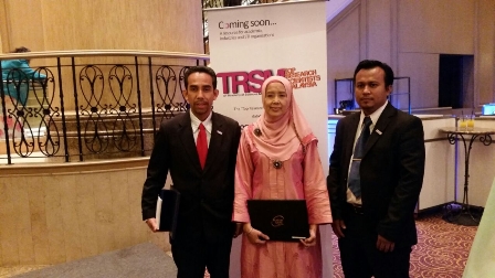 Dari kiri Prof Dr Abdul Rahman Omar (Pengarah Institut Biosains), Prof. Dr. Jinap Selamat (Pensyarah Fakulti Sains dan Teknologi Makanan), Prof Ir Dr Mohd Zainal Abidin, Timbalan Dekan (Penyelidikan & Inovasi) Fakulti Kejuruteraan UPM