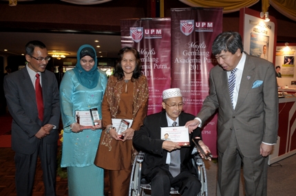 Tiga penerima Anugerah Khas Naib Canselor, dua dari kiri Prof. Madya Dr. Zeenathul Nazariah Allaudin, Prof. Dr. Fatimah Mohamed Arshad, Prof. Dato’ Dr. Yaakob Che Man, bersama Baginda Sultan