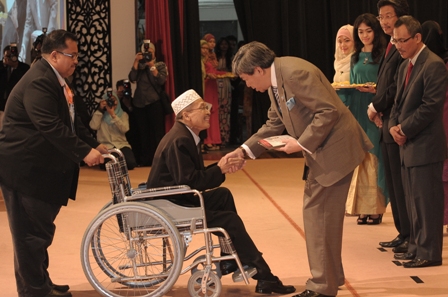Tuanku Canselor UPM, Sultan Sharafuddin Idris Shah menyampaikan Anugerah Khas Naib Canselor kepada Prof. Dato’ Dr. Yaakob Che Man